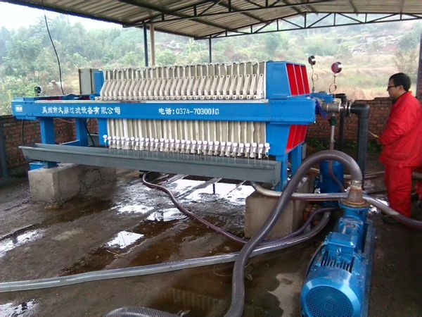 板框壓濾機操作現(xiàn)場